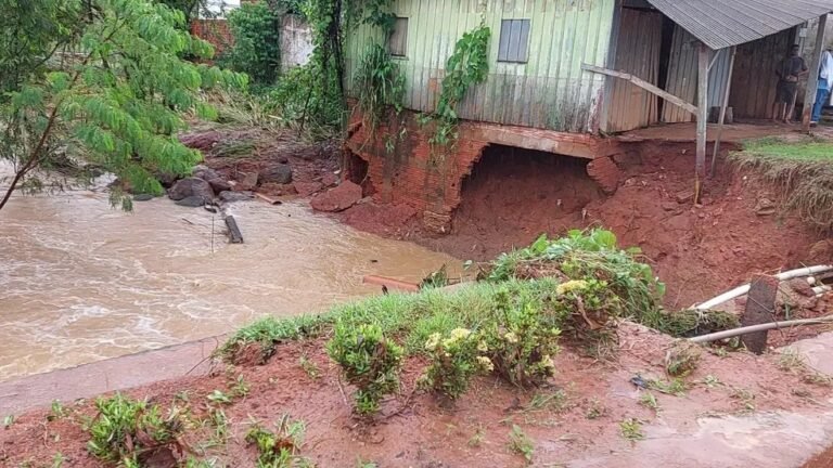 Chuvas alagam ruas, causam desbarrancamentos e inundam casas e comércios de Nova Brasilândia