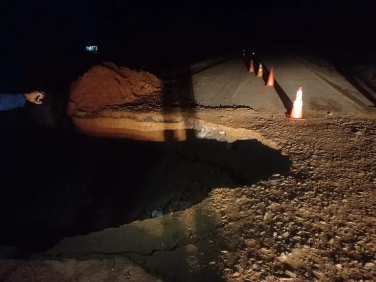 Crateras se abrem em trecho da BR-364 e rodovia é interditada pela segunda vez em RO