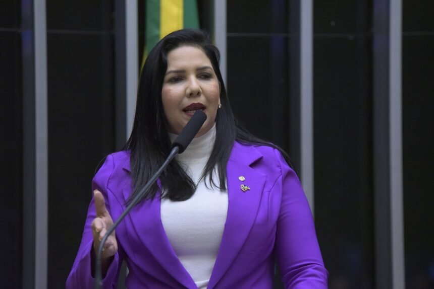 No Dia Internacional da Mulher, Cristiane Lopes anuncia frente parlamentar em favor das mães atípicas