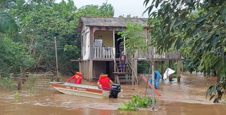 Famílias são resgatadas pela Defesa Civil por causa de cheia do rio Machado