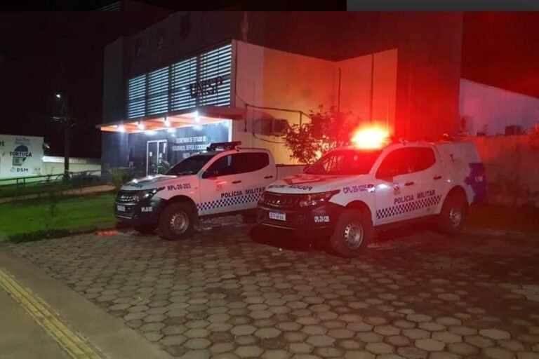 Jovem sofre tentativa de homicídio ao ser esfaqueado em frente à casa noturna