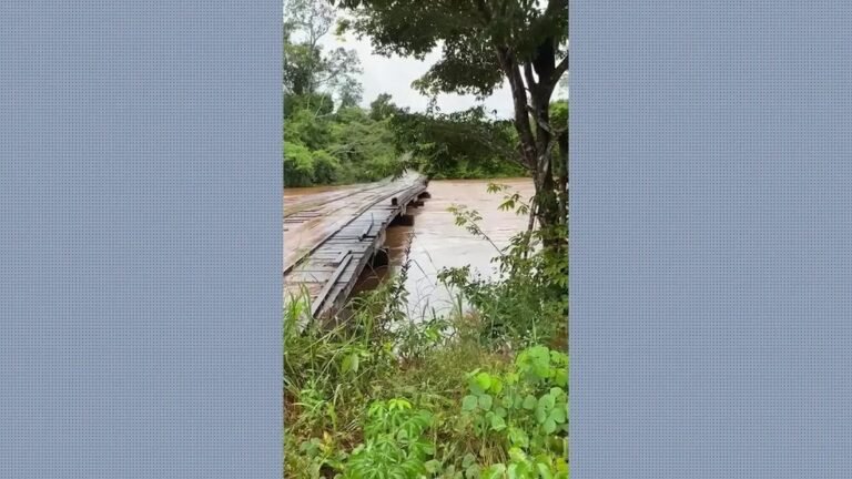 Rio alcança cabeceira de ponte e pais temem enviar filhos à escola em RO