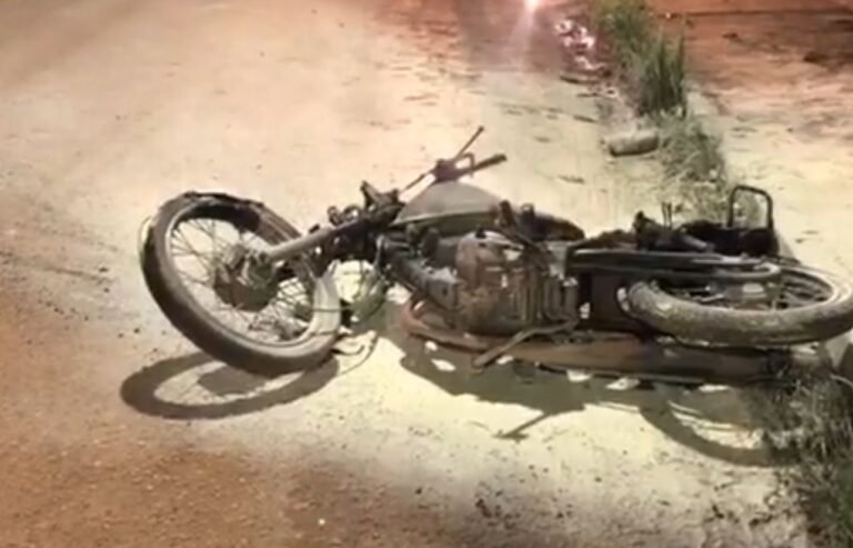 Homem incendeia moto após ser enganado em golpe do pix