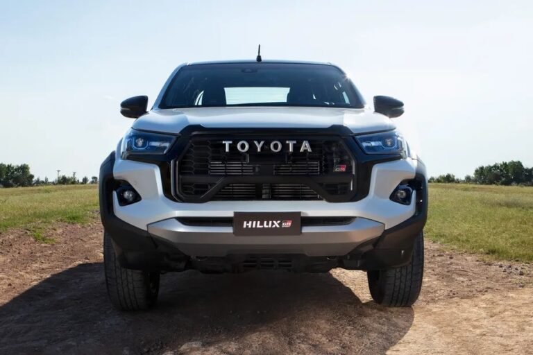 Nova Toyota Hilux será híbrida e terá nova geração em 2026