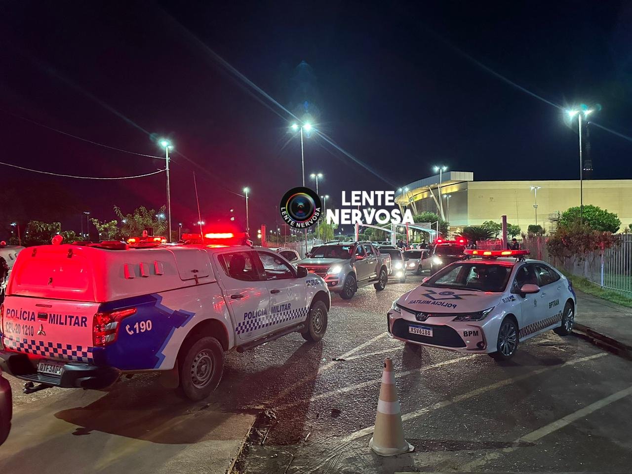 URGENTE - Motorista saca arma durante confusão na saída do shopping