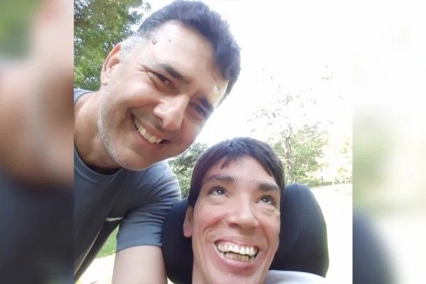 “Filho do coração”, diz pai de criação de jovem abandonado pela mãe