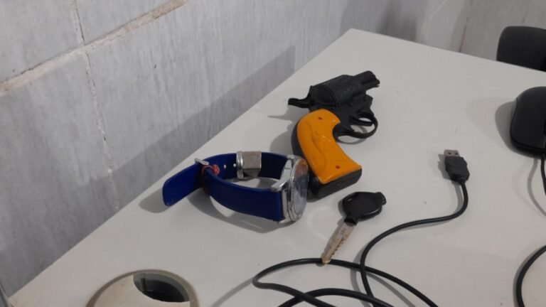 Foragido é preso após roubar celular usando arma de brinquedo