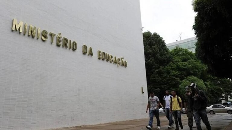 Últimas Notícias 9 MEC suspende mudança no formato do Enem 2024; e agora? Entenda cenários do impacto para os alunos