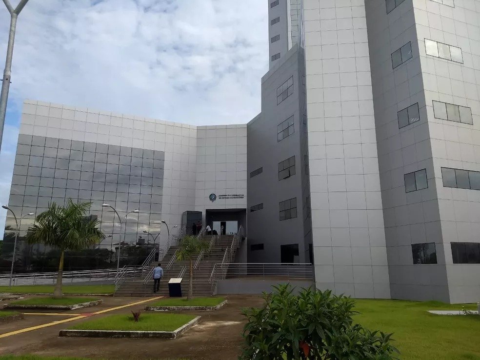 Acusados de roubo de caixa eletrônico na ALE-RO têm condenação mantida