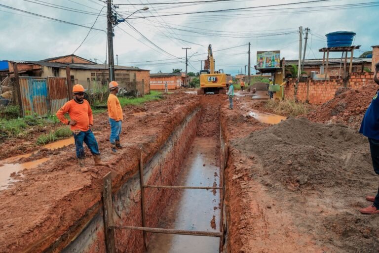 Construção da rede de drenagem é iniciada na rua Capão Canoa