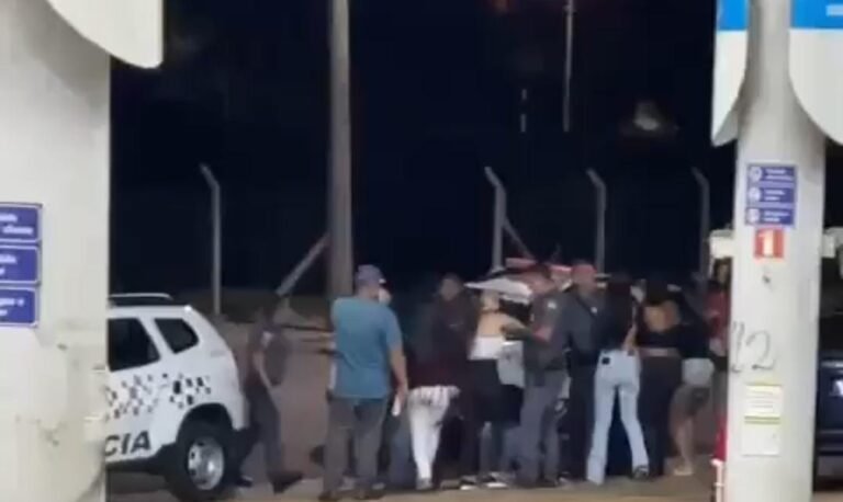 Policiais militares são agredidos a socos e chutes; veja vídeo