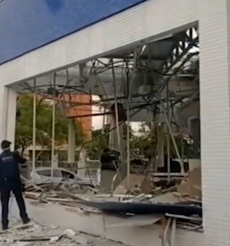 Últimas Notícias 7 Bandidos explodem agência bancária e trocam tiros com a polícia – Vídeo