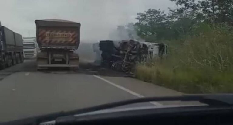 Últimas Notícias 2 Carreta tomba ao tentar desviar de buraco na pista às margens da BR-364 – Vídeo