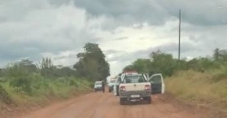 Últimas Notícias 1 Após roubarem carro, bandidos largam veículo mas são pegos pela PM