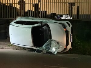 URGENTE - Motorista de caminhonete invade preferencial e causa capotamento