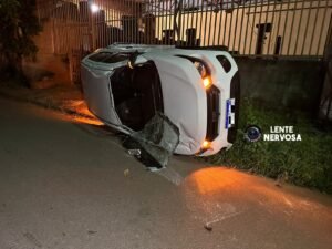 URGENTE - Motorista de caminhonete invade preferencial e causa capotamento