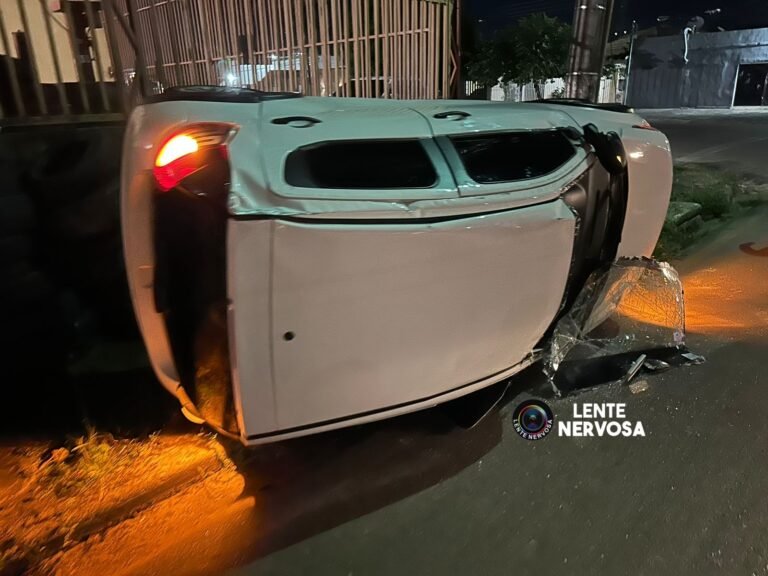 URGENTE – Motorista de caminhonete invade preferencial e causa capotamento