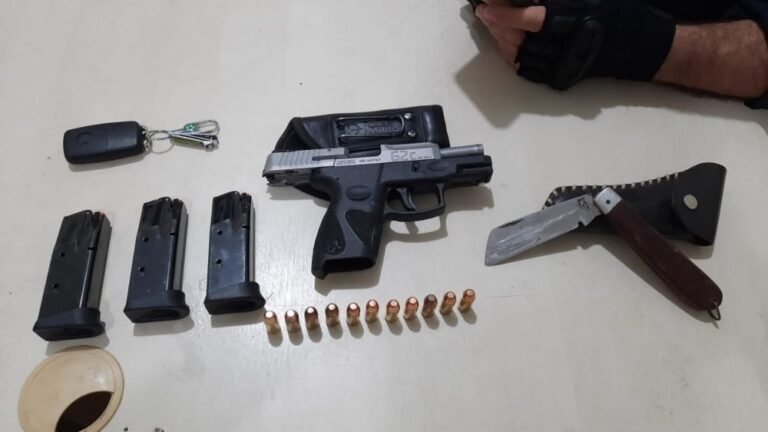 Durante briga de trânsito, mulher saca pistola e atira várias vezes contra veículo