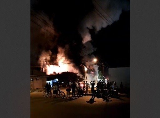 Incêndio de grandes proporções atinge loja Cairu em RO