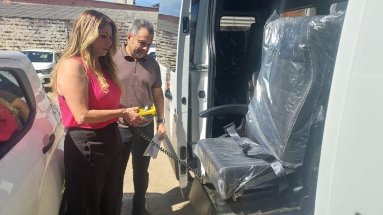 Programa Talentos do Futuro recebe van para transporte de alunos e colaboradores