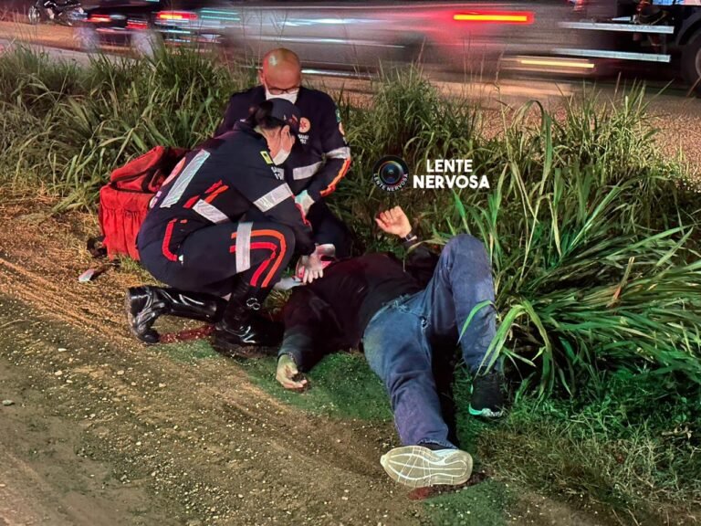 URGENTE – Motoboy fica ferido ao atravessar BR-364 pela faixa de pedestres e causar acidente