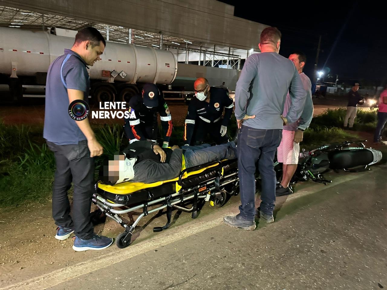 URGENTE - Motoboy fica ferido ao atravessar BR-364 pela faixa de pedestres e causar acidente