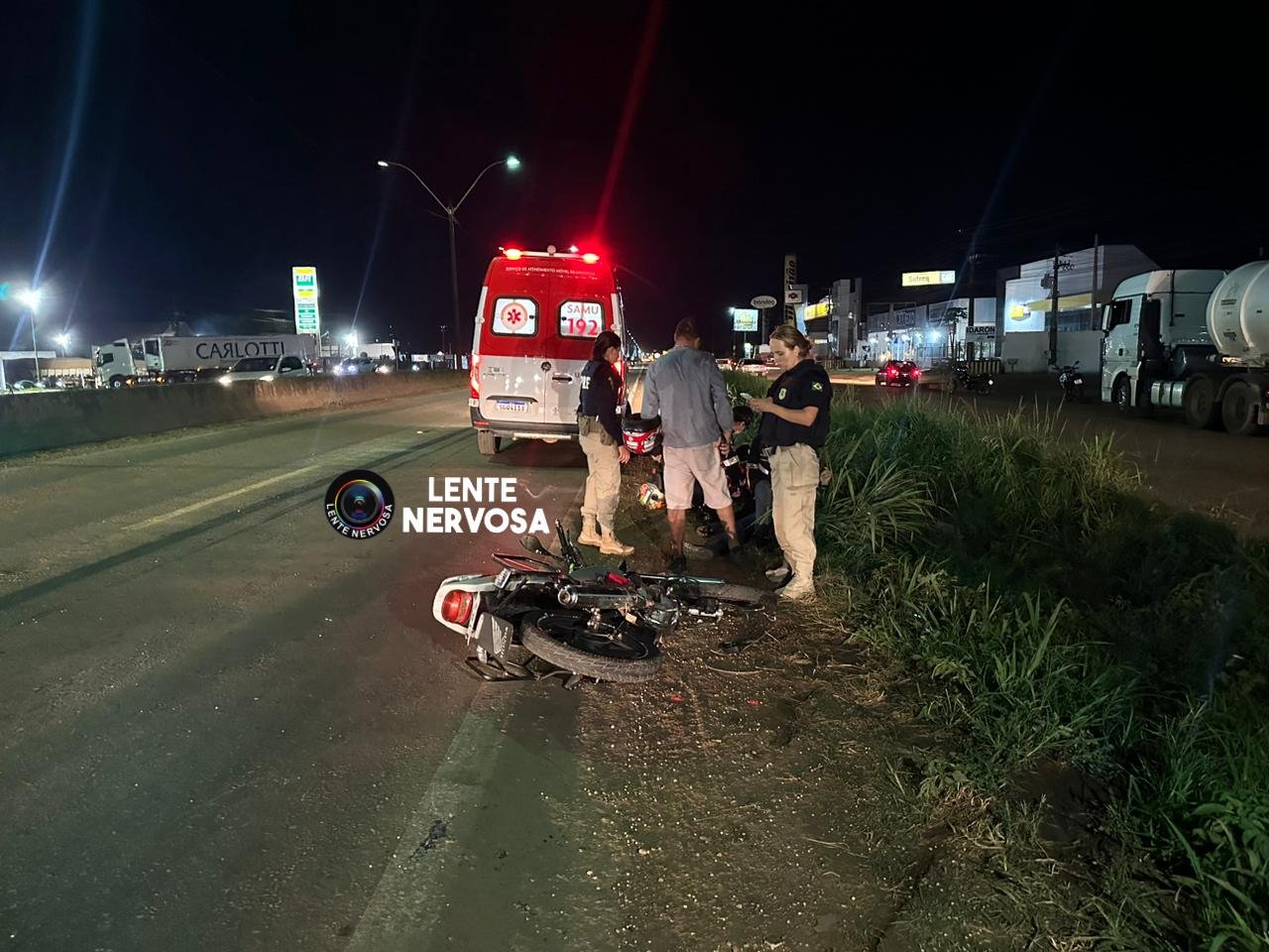 URGENTE - Motoboy fica ferido ao atravessar BR-364 pela faixa de pedestres e causar acidente