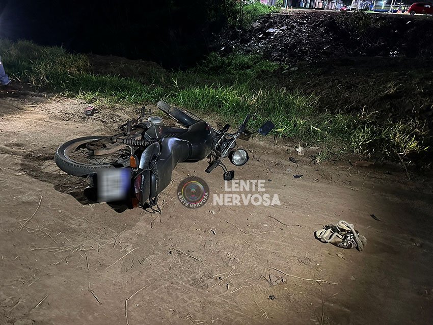 Criminosos abandonam moto após roubo no centro da capital