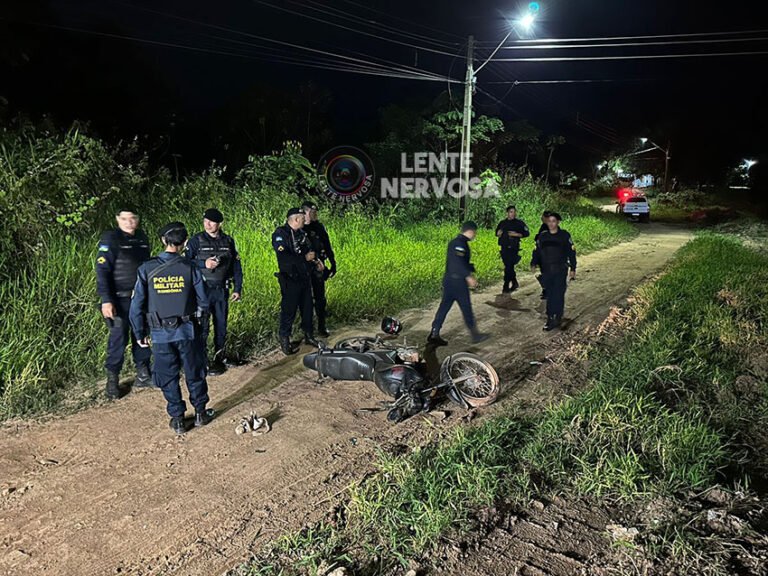 Criminosos abandonam moto após roubo no centro da capital