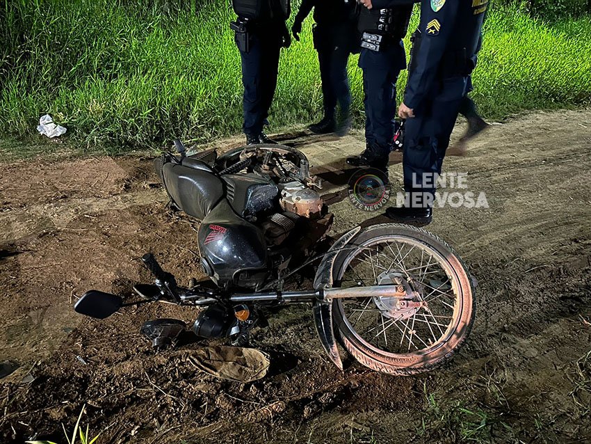 Criminosos abandonam moto após roubo no centro da capital