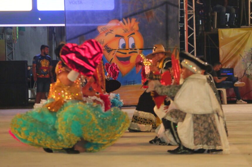 Quadrilha “Coração Dourado” se destaca na noite de estreia do Flor do Maracujá
