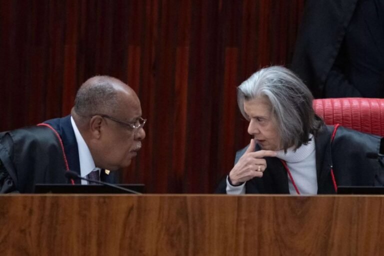 Com 3×1 para tornar Bolsonaro inelegível, TSE retoma julgamento