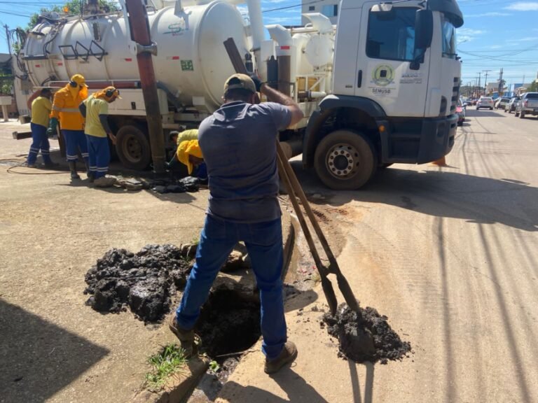 Semusb realiza limpeza de bueiros na zona sul a pedido do vereador Edimilson Dourado