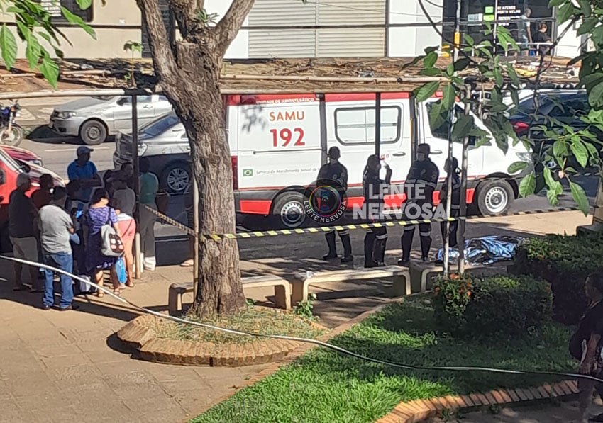 Mulher morre em banco na Praça do Baú após discutir e passar mal