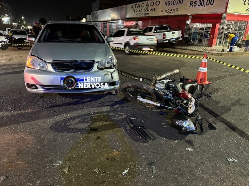 URGENTE - Motociclista quebra a perna ao colidir em carro na zona leste