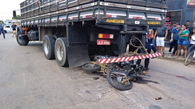 URGENTE – Motociclista morre ao tentar ultrapassagem e ser atropelado por caminhão na zona sul