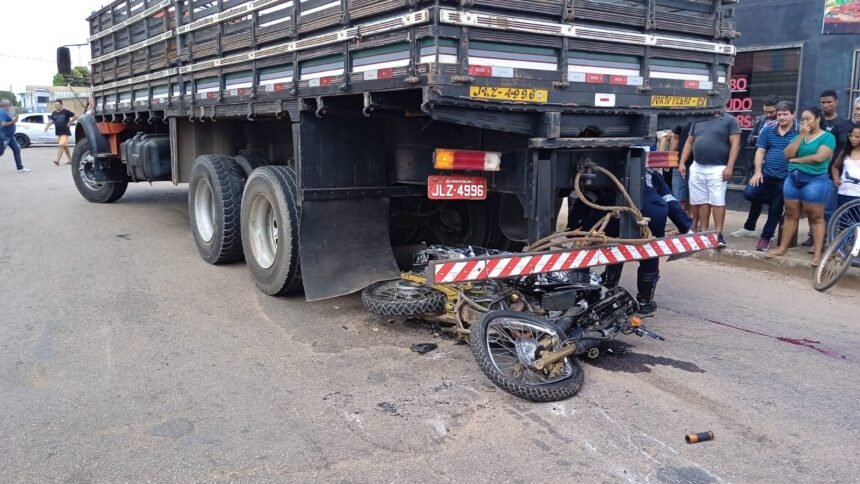 URGENTE – Motociclista morre ao tentar ultrapassagem e ser atropelado por caminhão na zona sul