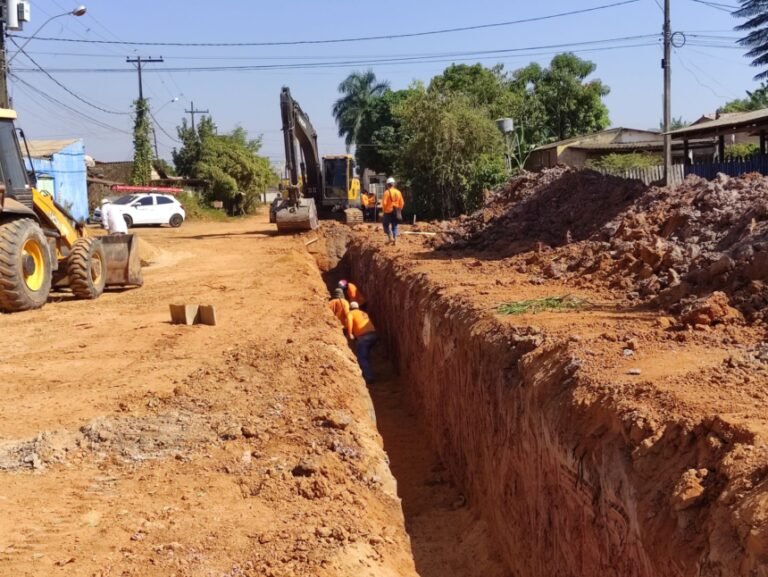 Trabalhos de pavimentação e drenagem avançam nos bairros Três Marias, Mariana, Novo Horizonte e Cidade do Lobo