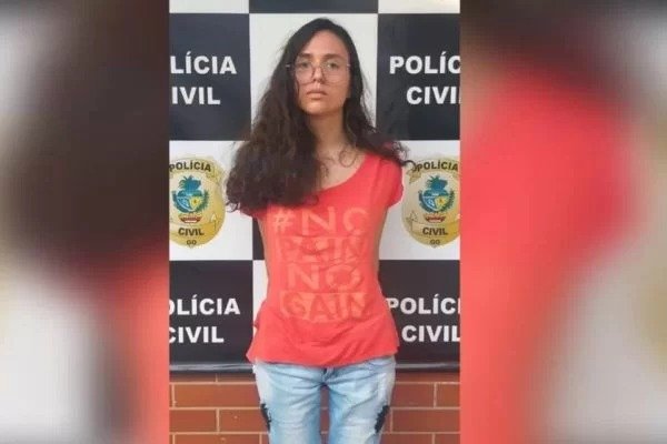 Acusada de matar amiga para “testar psicopatia” pede perdão pelo crime