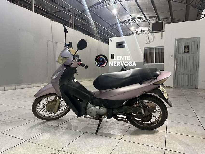 Suspeitos dão risadas na delegacia após serem detidos com moto roubada