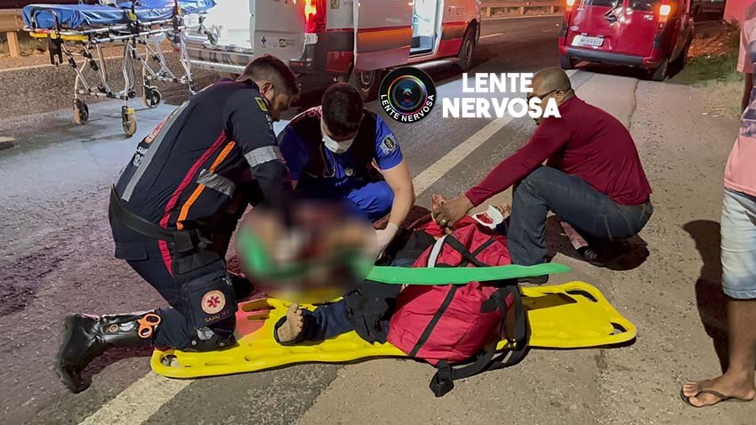 Ciclista tem perna quebrada ao ser atropelada por motociclista quando atravessava a BR-364, na capital - VÍDEO