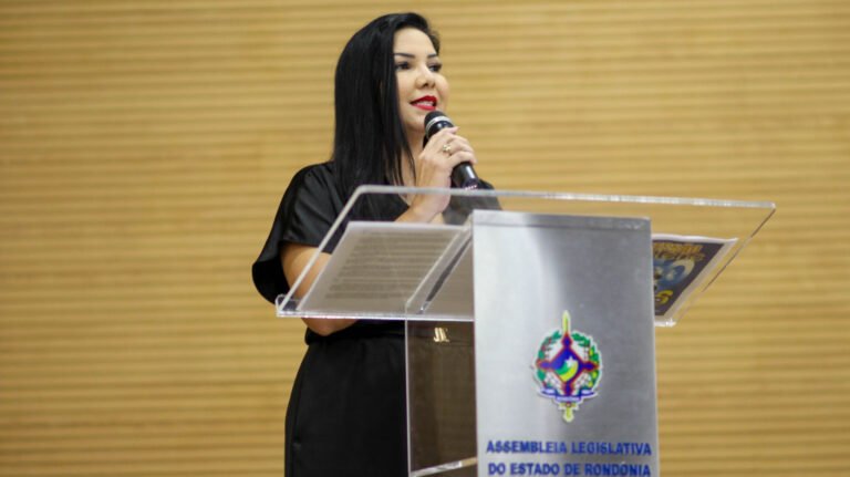 Deputada Federal Cristiane Lopes presta homenagem a Santos Dumont e membros da Base Aérea de Porto Velho