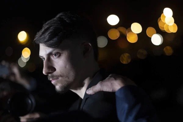 Jair Renan, filho de Bolsonaro, é alvo da Polícia Civil em operação contra lavagem de dinheiro