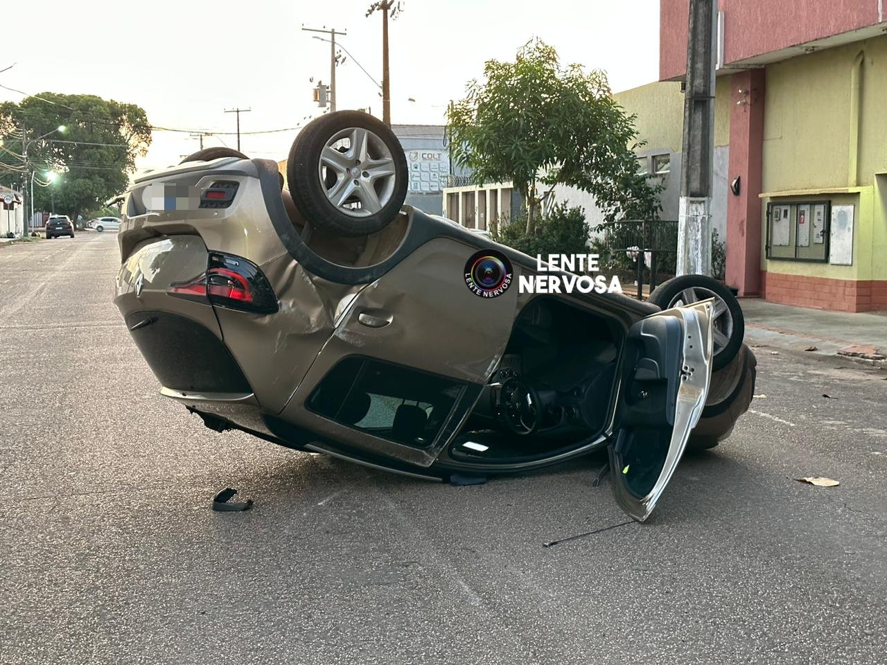 URGENTE - Passageira fica ferida em capotamento no centro da capital