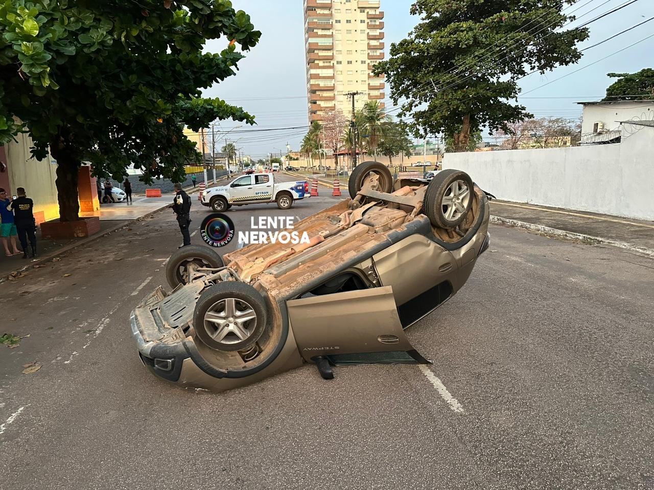 URGENTE - Passageira fica ferida em capotamento no centro da capital