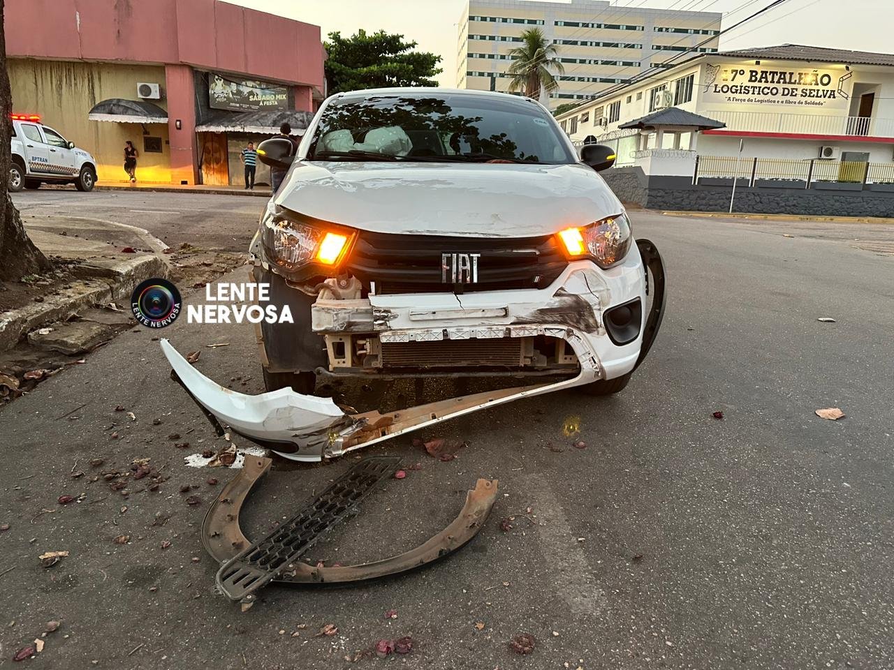 URGENTE - Passageira fica ferida em capotamento no centro da capital