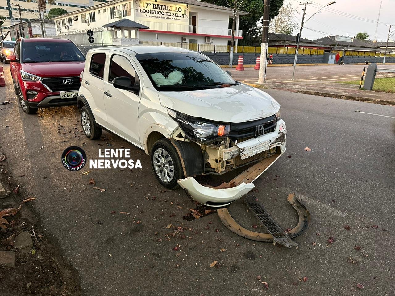 URGENTE - Passageira fica ferida em capotamento no centro da capital