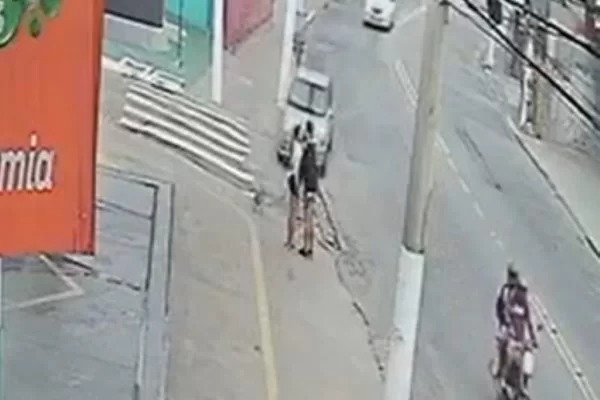 Rapaz morre após ser atropelado enquanto beijava namorada na calçada - VEJA O VÍDEO
