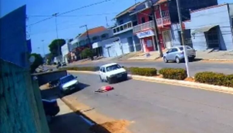 IMPRESSIONANTE – Câmera flagra homem sendo atropelado por carro em Ji-Paraná – VEJA O VÍDEO