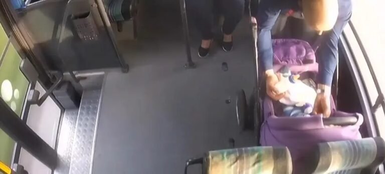 Carrinho tomba dentro de ônibus em movimento, e bebê cai ao lado da porta; veja vídeo